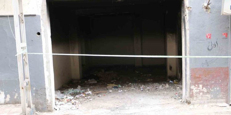 Diyarbakır’da ağır hasarlı apartman tehlike saçıyor