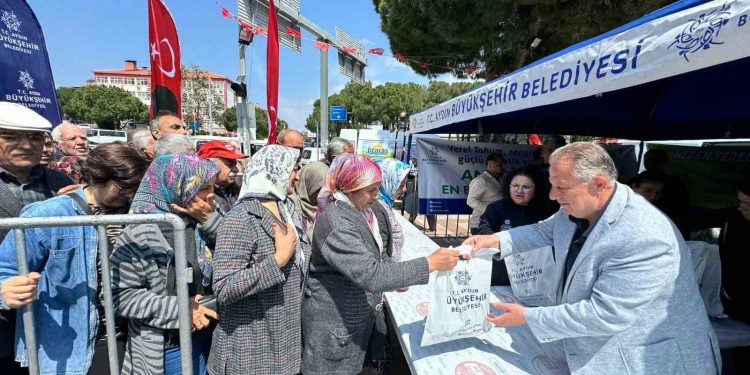 Aydın Büyükşehir Belediyesi, Karacasu’da 20 bin fide dağıttı