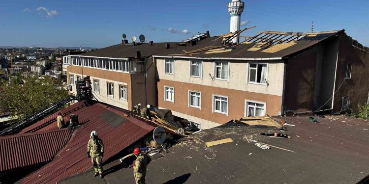Kuvvetli rüzgarda uçan çatı iki binanın çatısına savruldu