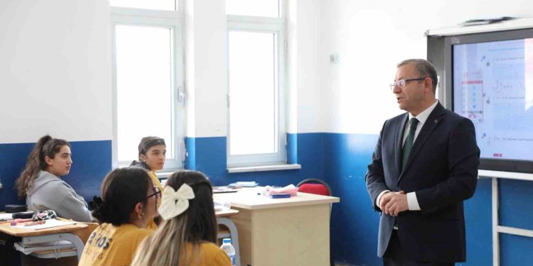 Vali Polat’ın okul ziyaretleri devam ediyor