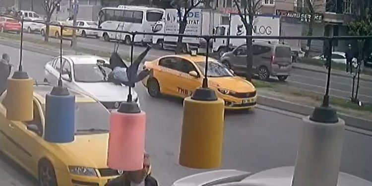 Avcılar’da yolun karşısına geçmeye çalışan yayaya otomobil böyle çarptı