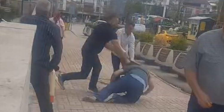Elazığ’da adliye önünde gruplar birbirine girdi