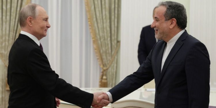 Putin, İran Dışişleri Bakanı Arakçi ile bir araya geldi