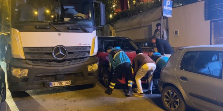 Kadıköy’de hatalı park krizi: Vatandaşlar aracı elleriyle taşıdı
