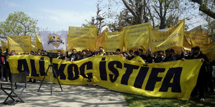 Fenerbahçe Divan Toplantısı sırasında bir grup taraftardan yönetime tepki