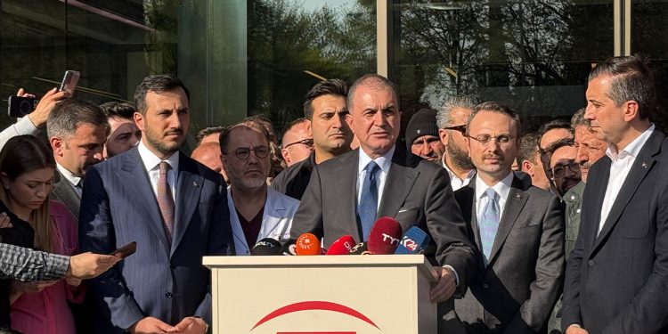 AK Parti Sözcüsü Ömer Çelik, Sırrı Süreyya Önder’i hastanede ziyaret etti