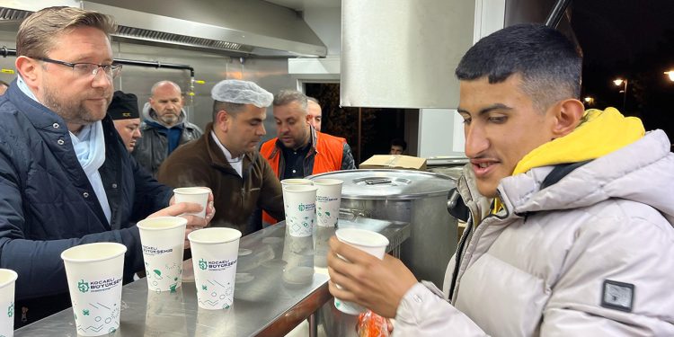 Kocaeli Büyükşehir Belediyesi “Hızır 41” ekipleri Küçükçekmece’deki vatandaşlara çorba dağıttı
