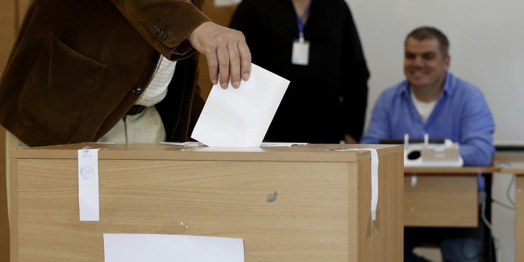 Romanya’da halk cumhurbaşkanlığı seçimleri için sandık başında