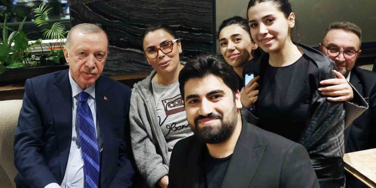 Cumhurbaşkanı Erdoğan, kafede vatandaşlarla sohbet etti