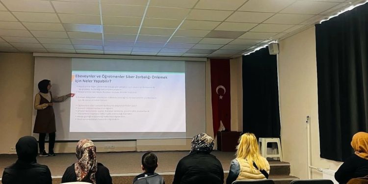 Altıntaş’ta okul aile birliği üyelerine seminer