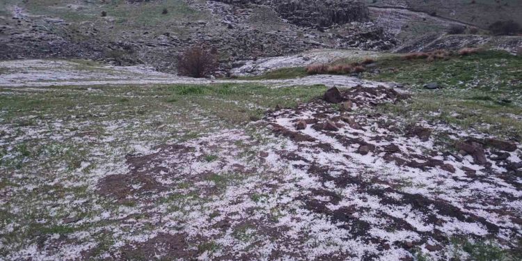 Yozgat’ta dolu yağışı yüksek kesimleri beyaza bürüdü