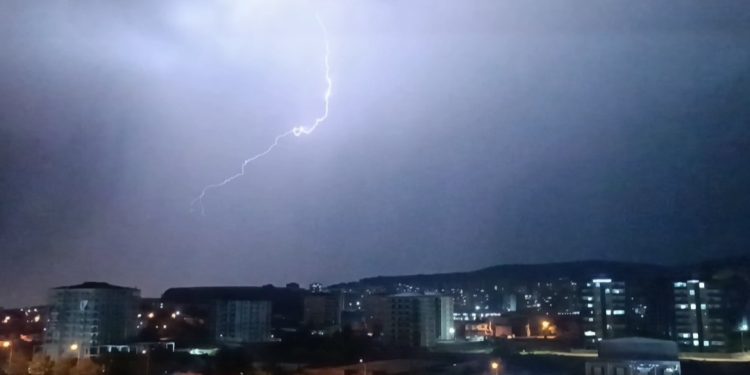 Gaziantep’te sağanak ve dolu etkili oldu, şimşekler geceyi aydınlattı