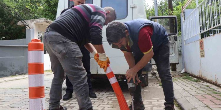 Nazilli’de izinsiz asılan tabela ve dubalara söküldü