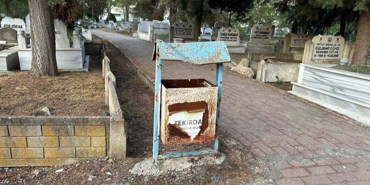 Muratlı Mezarlığı’ndaki çöp kovaları yenilenmeyi bekliyor