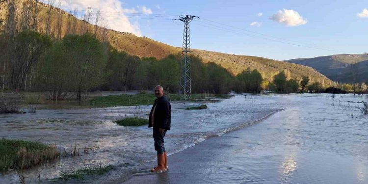 Bayburt’un Çatıksu köyünde meydana gelen sel sonrası inceleme yapıldı