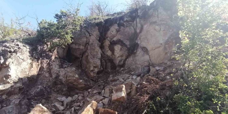 Amasya’da dağdan kopan dev kaya parçaları korkuttu