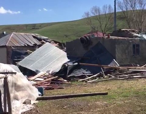 Tekman’da hortumda binaların çatıları uçtu