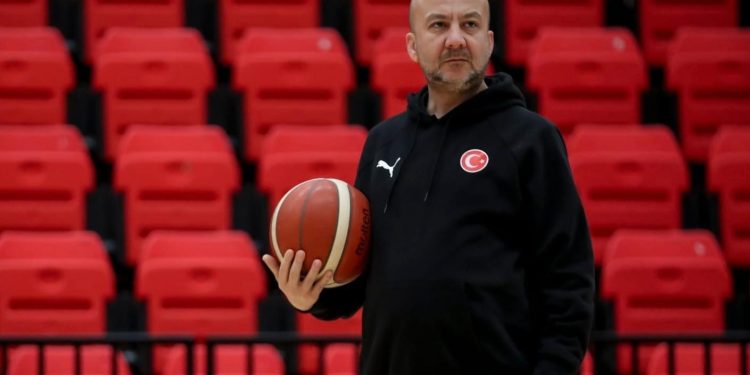 Melikgazi Kayseri Basketbol Antrenörü Özsarı, sezonu değerlendirdi