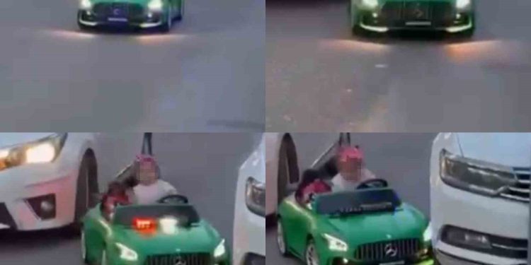 Otomobil çocuğun bindiği akülü araca çarptı: O anlar kamerada