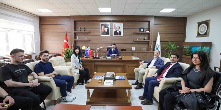 Rektör Sarıbıyık başarılı sporcuları tebrik etti