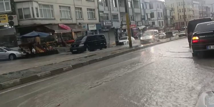Boyabat’ta sağanak yağış seli beraberinde getirdi