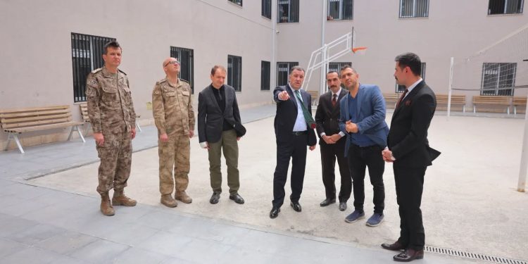 Vali Eldivan, Geri Gönderme Merkezi’nde denetimde bulundu