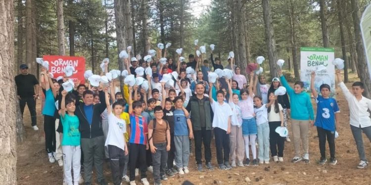 Beyşehir’de öğrencilerden ormanda temizlik seferberliği