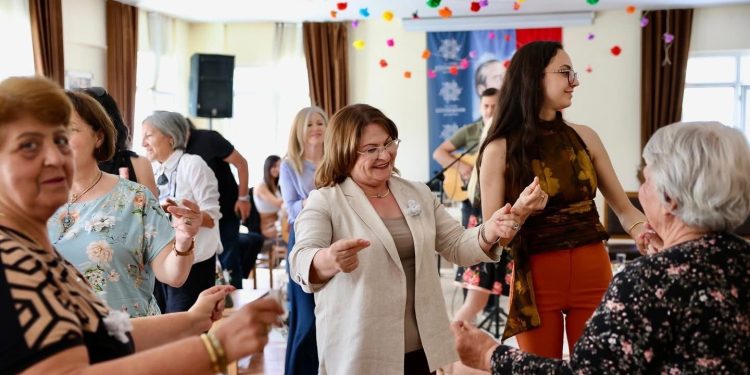 Başkan Gençay: “Annelerimizin yüzü hep gülsün”