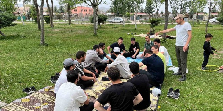 Diyanet Gençlik Merkezi’nden sınav öncesi moral pikniği