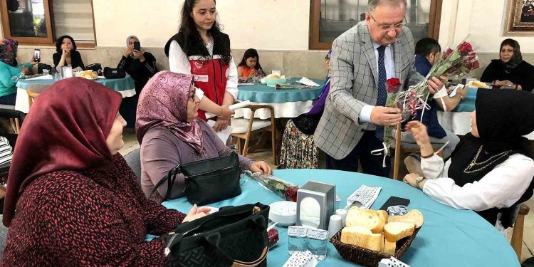 Erdemli’de annelerin günü güllerle kutlandı