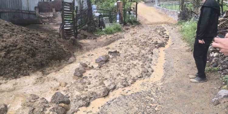 Sivas’ta sağanak sonrasında ahır, sel sularına teslim oldu
