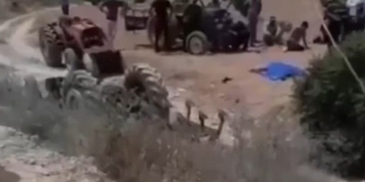 Devrilen traktörün altında kalan 22 yaşındaki sürücü hayatını kaybetti