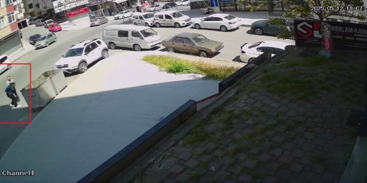 Aracını çalmaya çalışan hırsızı suçüstü yakaladı: O anlar kamerada