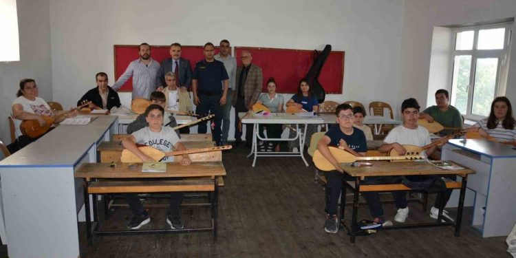 Edremit’te açılan bağlama kursu ağır misafirleri ağırladı