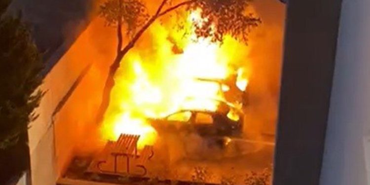 Otoparktaki 2 lüks araç yanarak küle döndü