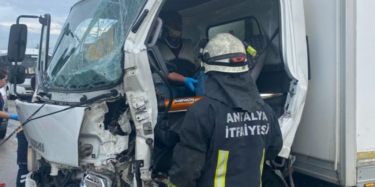 Antalya’da 3 aracın karıştığı zincirleme kazada 1 kişi yaralandı