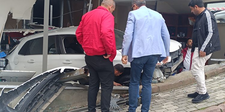 Sancaktepe’de otomobil telefoncuya daldı
