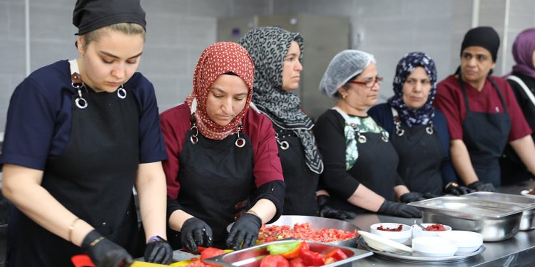Dünya mutfağı ve yöresel yemekler kadınların elinde tat buluyor