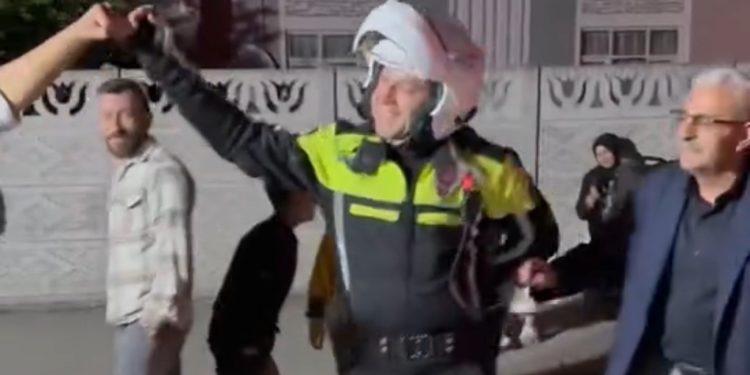 Trafik polisi halay çekti, renkli görüntüler çıktı