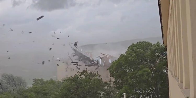 Tunceli’deki fırtınada çatı saniyeler içerisinde parçalandı
