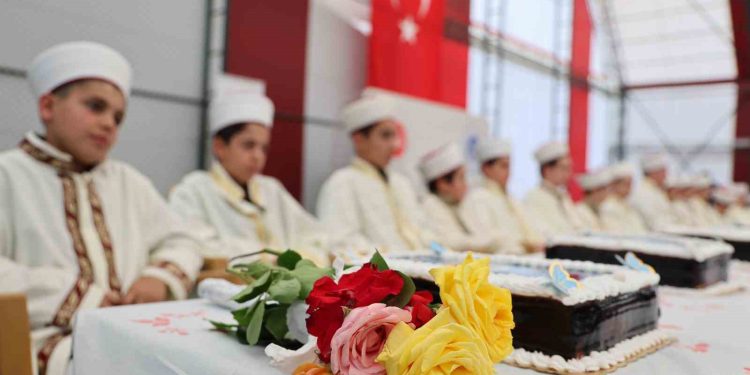 Altınçevre Kur’an kursunda hafızlara özel tören: 22 hafız için 22 pasta kesildi