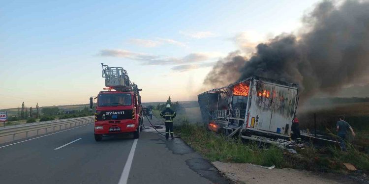 Çanakkale’de yol kenarına devrilen tır alev alev yandı