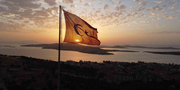Gün batımında Türk bayrağı ve Ayvalık adaları görsel şölen oluşturdu