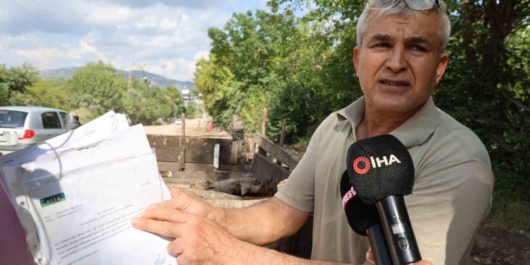 Adana’da belediyenin arazisinde açtığı yolun 4 metresini kapattı