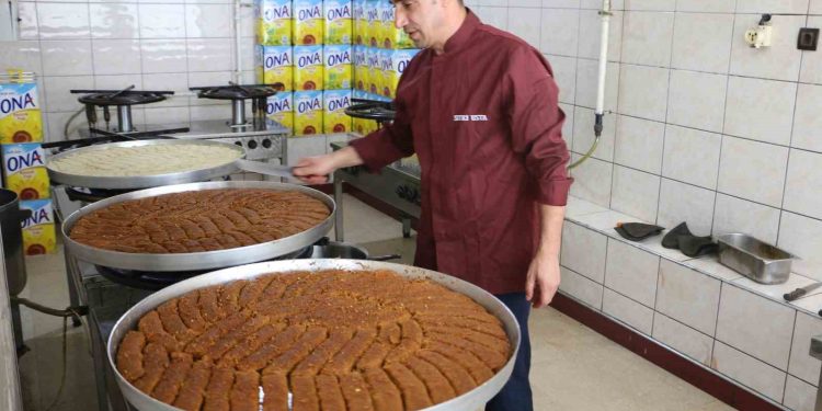 Diyarbakır’da tatlılar kurban bayramı için hazırlanıyor