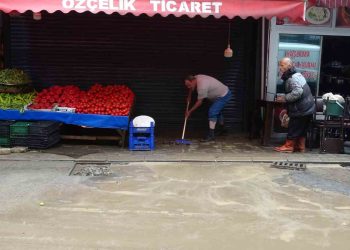 Trabzon’da sular çekilmeye, esnaf da temizliğe başladı