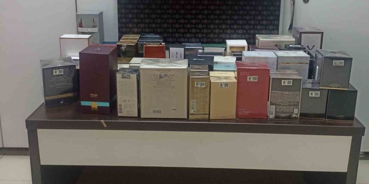 Germencik’te kaçak parfüm operasyonu: 100 şişe ele geçirildi