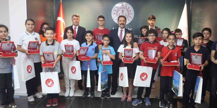 Depremin yaralarının sarıldığı Hatay’da 16 öğrenci bursluluk sınavından 500 tam almayı başardı
