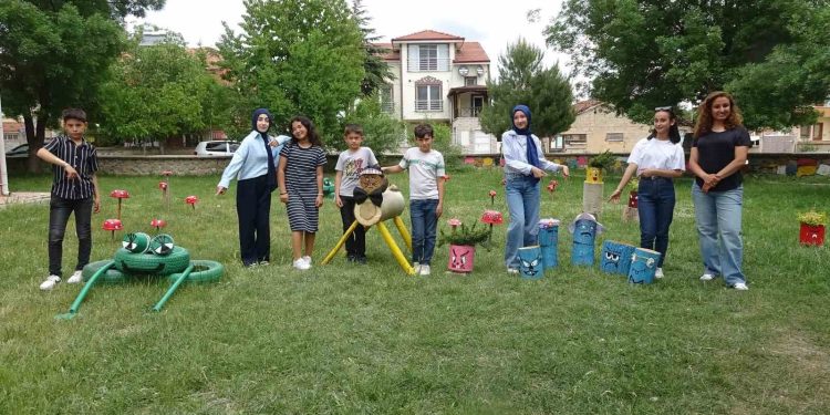 Kuruçay Ortaokulu bahçesi öğretmen ve öğrencilerin emeğiyle güzelleşti
