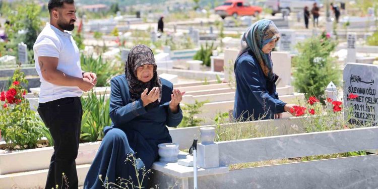 Elazığ mezarlıklarında yoğunluk